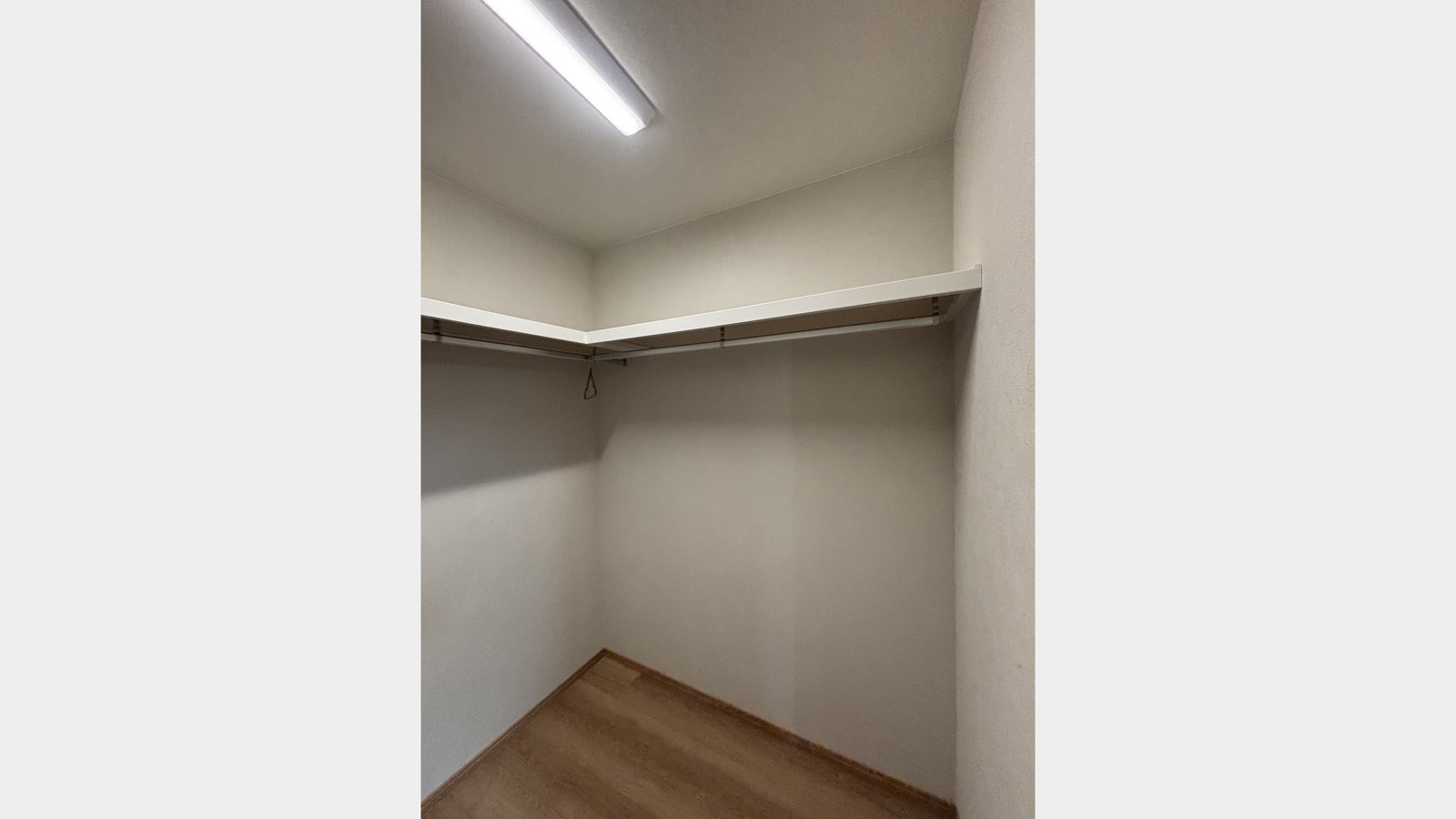 納戸への枕棚とハンガーパイプの取付工事
